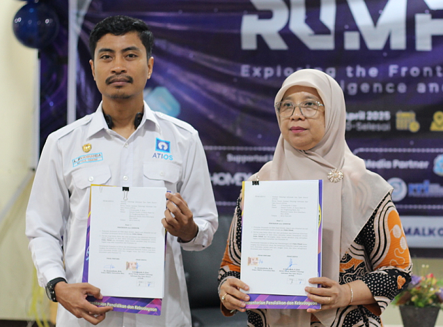 Ketua Umum ATIOS, Irvannanda, S.Kom. dan Wakil Dekan III FMIPA Dr. Mayta Novaliza Ista, M.Si.
