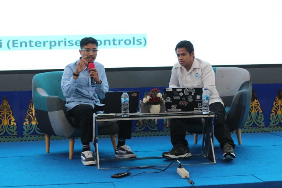 Ketua Umum ATIOS, Azwir Irvannanda, S.Kom, bersama M. Novryanda Reza selaku salah satu pengurus ATIOS membawakan materi bertajuk “Optimalisasi AI di Lingkungan DJP: Bekerja Lebih Cepat, Tepat, dan Aman” yang membahas pemanfaatan Artificial Intelligence (AI) untuk mendukung efektivitas pekerjaan di lingkungan perpajakan.